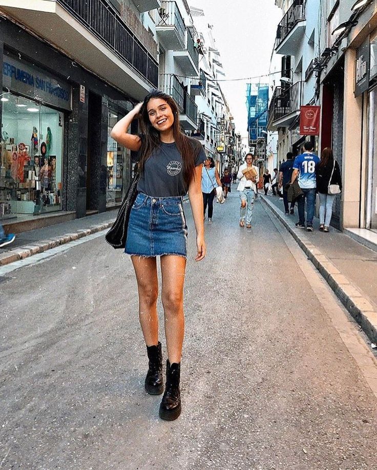 Chân váy denim mix cùng áo thun