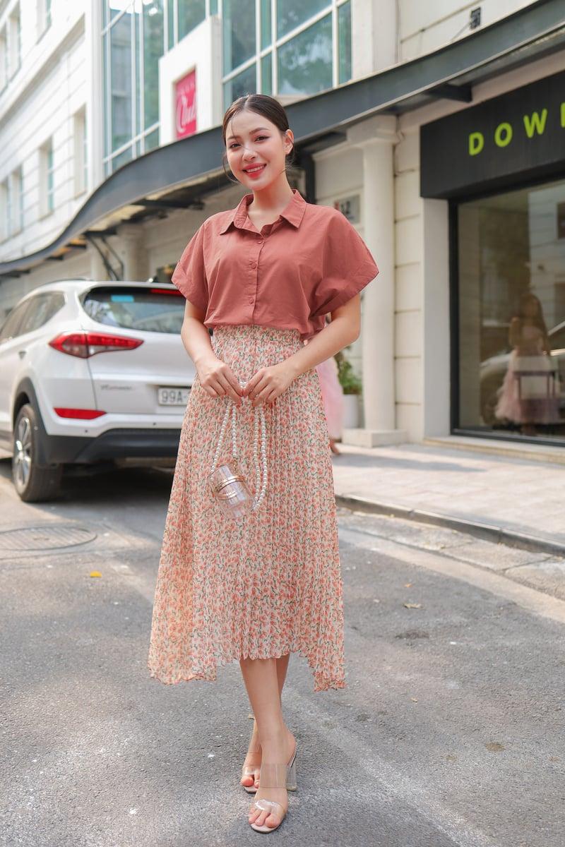 Chân váy hoa nhí mặc với áo sơ mi thanh lịch, nhã nhặn