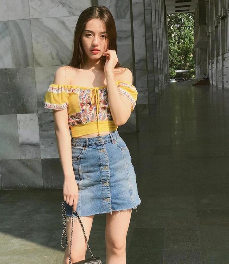 Chân váy Jean kết hợp cùng với áo trễ vai
