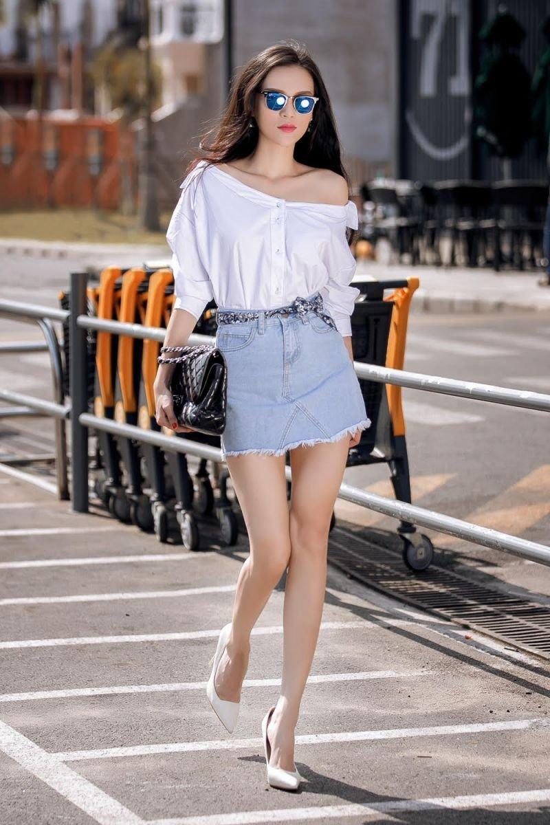 Chân váy Jean kết hợp cùng với áo trễ vai