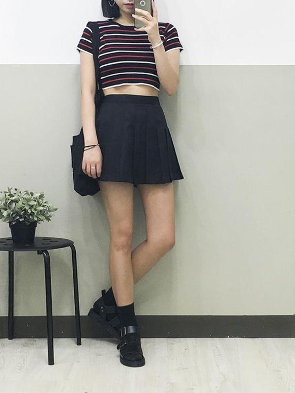 Chân váy xếp ly kết hợp với áo crop top