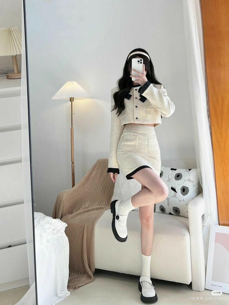 Chân váy ngắn phối với áo dạ tweed