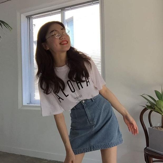 Chân váy ngắn phối với áo thun