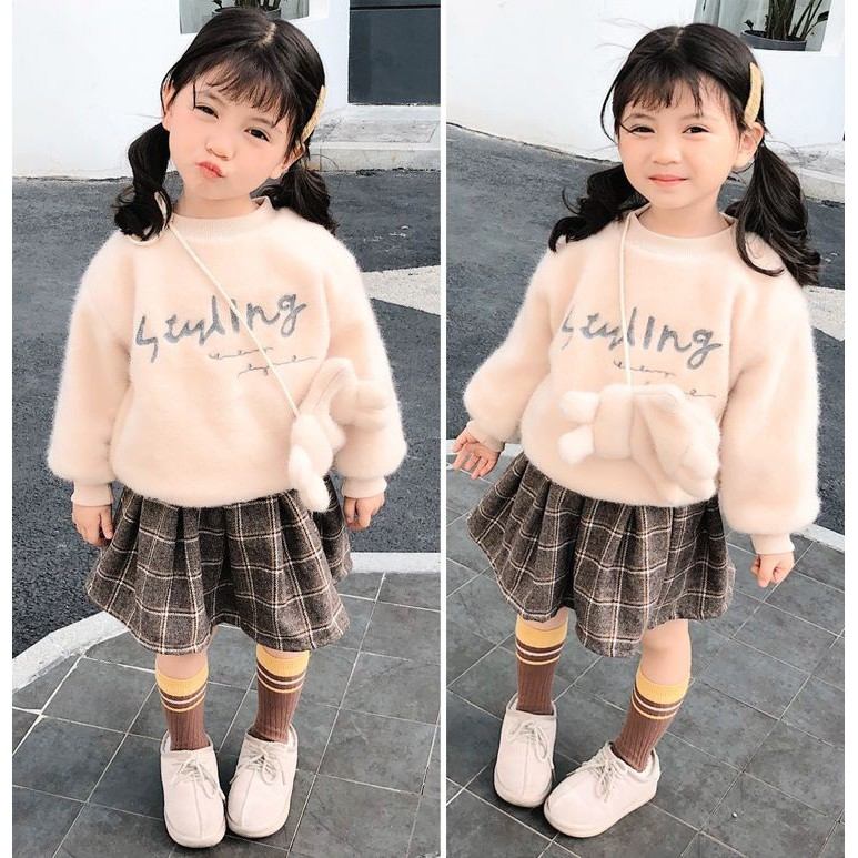 Chân váy phối với áo len