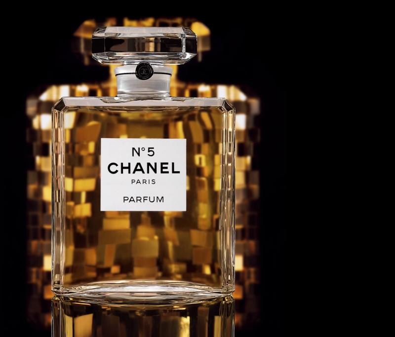 Chanel số 5, có giá khoảng $ 200