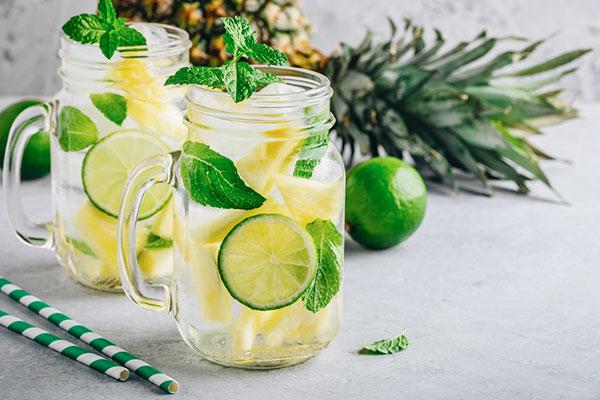Chỉ một vài giọt chanh với trà bạc hà bạn cũng có thể tạo ra một loại thức uống giúp giảm cơn đau bụng
