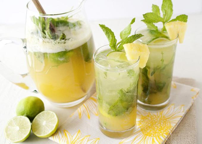Chỉ một vài giọt chanh với trà bạc hà bạn cũng có thể tạo ra một loại thức uống giúp giảm cơn đau bụng