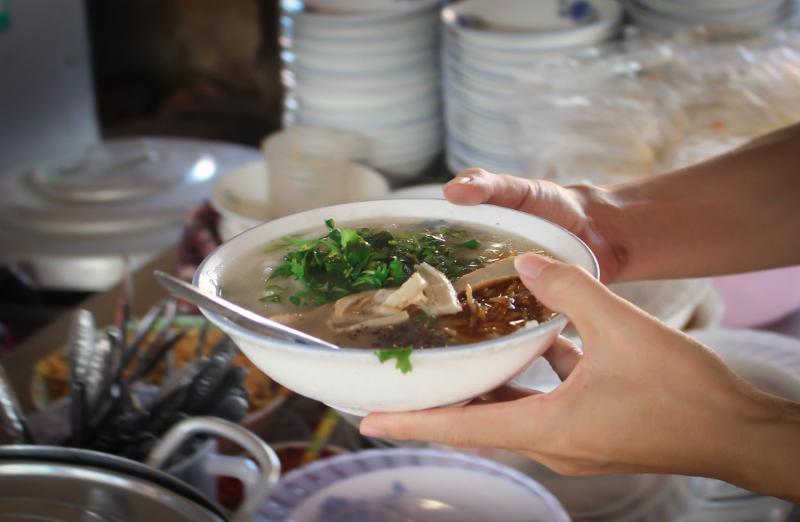 Một tô bánh canh thơm ngon và rẻ