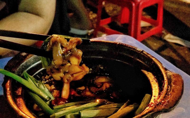 ﻿  Quán cháo này mở bán vào khung giờ tối, cứ 7 giờ chủ quán lại bập bùng những chiếc bếp than để đun những nồi cháo nóng phục vụ khách qua lại