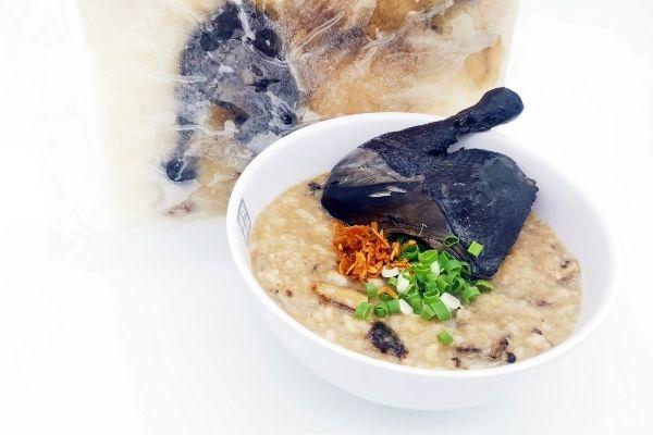 Cháo gà ác cà rốt nấm hương