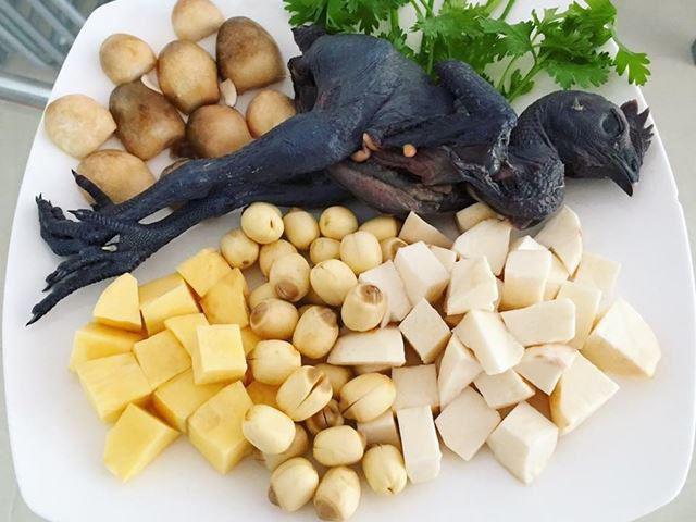Cháo gà ác hạt sen