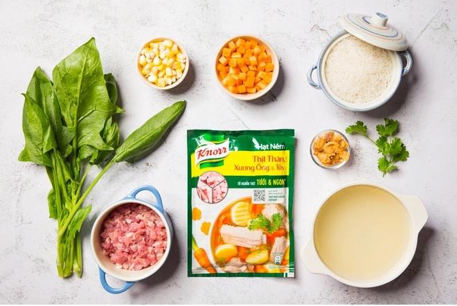 Cháo thịt nấu với rau chân vịt