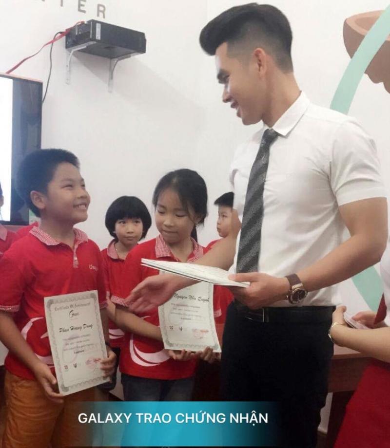 Lễ trao chứng nhận cho các HV giỏi