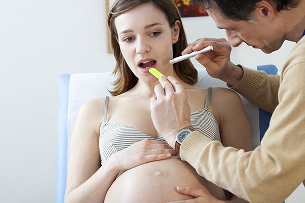 Mẹ bầu nên giữ vệ sinh răng miệng sạch sẽ để không bị chảy máu chân răng
