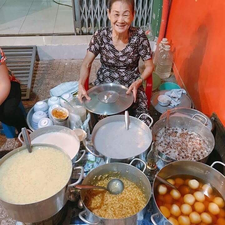 Dù quán nhỏ, nhưng lúc nào cũng nườm nượp khách, phần vì chè ngon và cũng để ủng hộ cho vợ chồng già đã ngoài 70