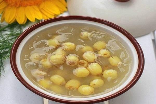 Chè hạt sen là một món ăn quen thuộc có tác dụng thanh nhiệt cơ thể rất tốt