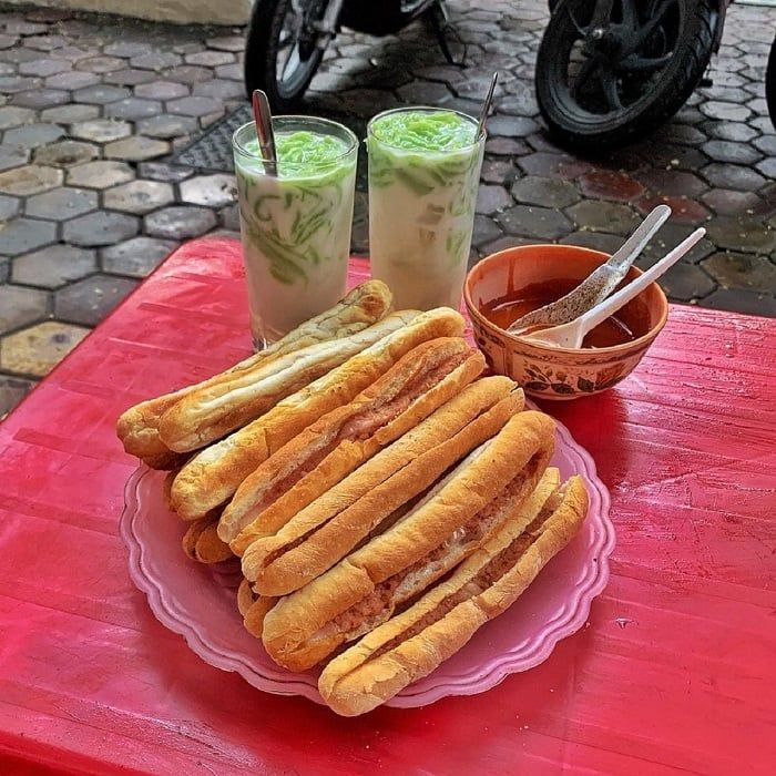 Chè Thái Lan - Bánh Mì Pate Cay