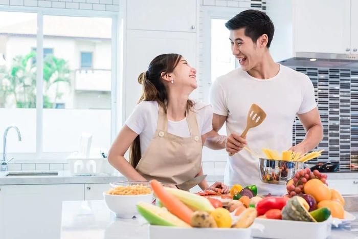 Cả 2 cùng nấu ăn thì sẽ hâm nóng được tình cảm