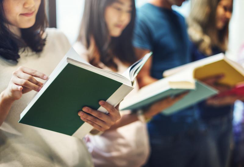 Bạn có thể hợp tác cùng một người bạn hay nhờ sự giúp đỡ của người thân để nhờ mọi người soát bài bạn học thuộc.