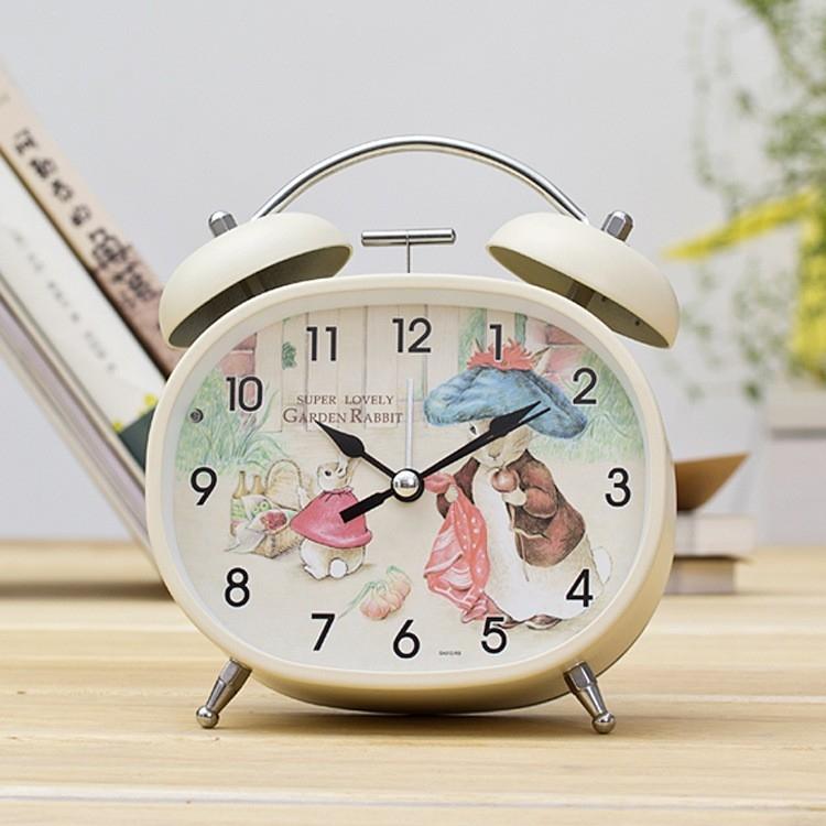 Quanh vòng đồng hồ, các em số từ một đến mười hai được xếp thành một vòng tròn xoay