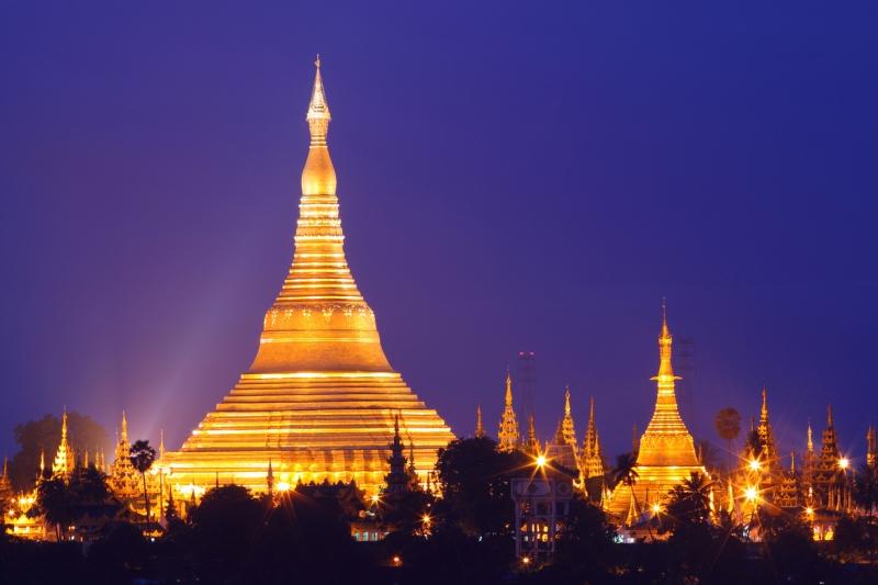 Quang cảnh về đêm tại Chùa Vàng