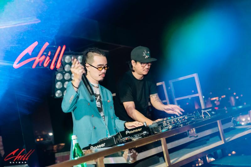 Chill Skybar là một câu lạc bộ và quán bar hiện đại đầy phong cách và sôi động