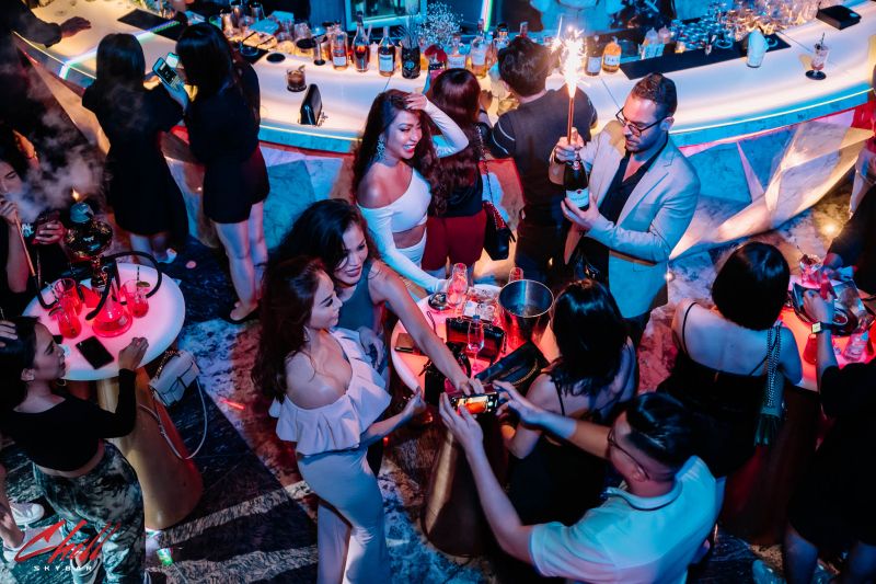Chill Skybar là một câu lạc bộ và quán bar hiện đại đầy phong cách và sôi động