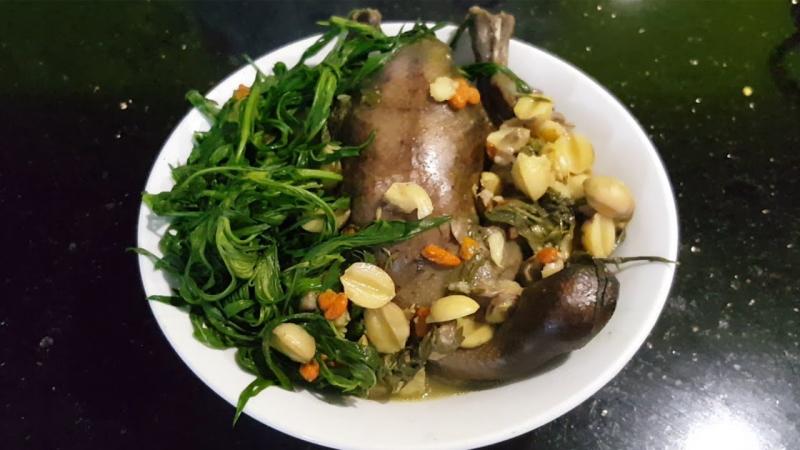Chim bồ câu hầm ngải cứu đỗ đen