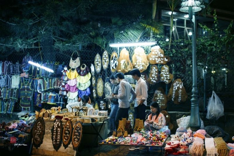 Quầy bán hàng lưu niệm tại chợ 