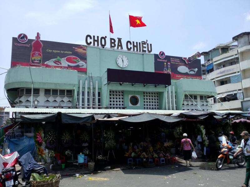 Mặt hàng cực kì đa dạng. Đặc biệt đồ si tại chợ Bà Chiểu đa phần đều là đồ hiệu.