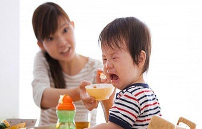 Cho bé ăn có điểm dừng