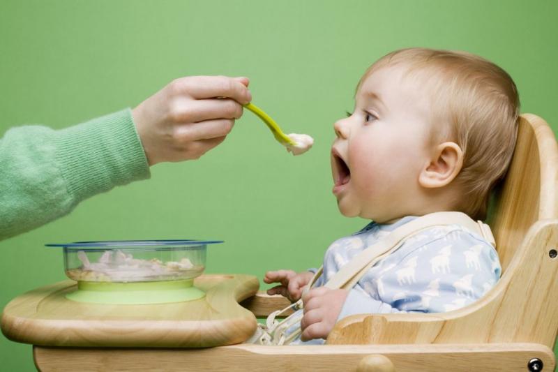 Cho bé ăn nhiều bữa trong ngày