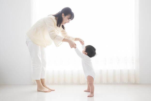 Cho bé bước chân về phía trước