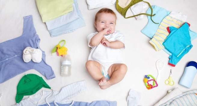 cha mẹ nên cho bé mặc đồ thoáng mát, đắp chăn mỏng để thân nhiệt dễ dàng thoát ra ngoài.