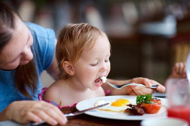 Việc cho con ăn dặm sớm quá hoặc muộn quá sẽ phần nào ảnh hưởng đến thói quen ăn uống của con sau này.