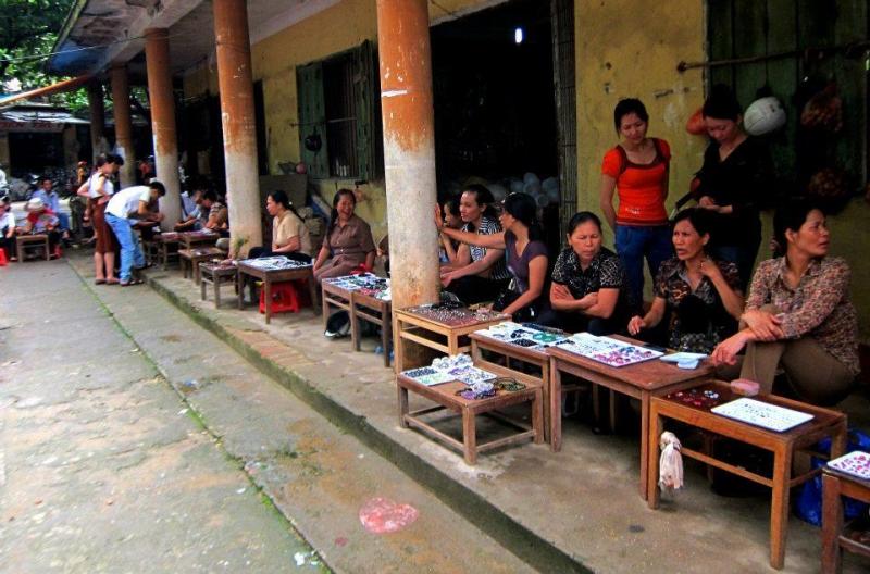 Một góc phiên chợ Đá quý Lục Yên