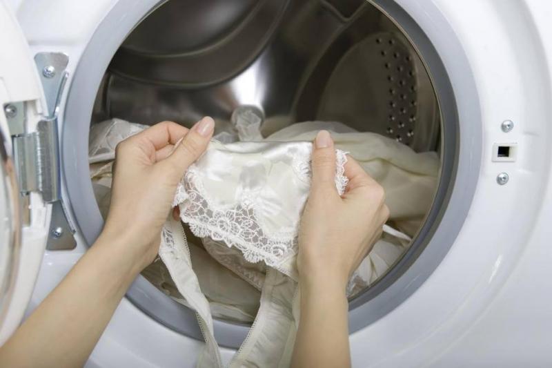 Cho đồ lót vào máy giặt