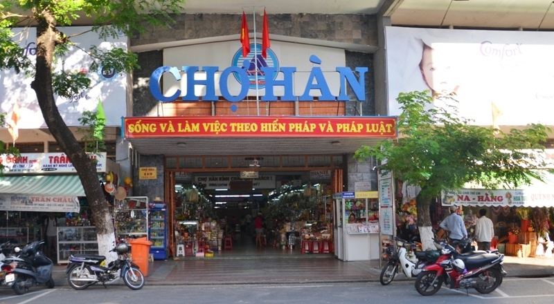 Cổng chính vào khu chợ