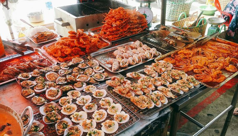 Có cả hải sản chế biến sẵn