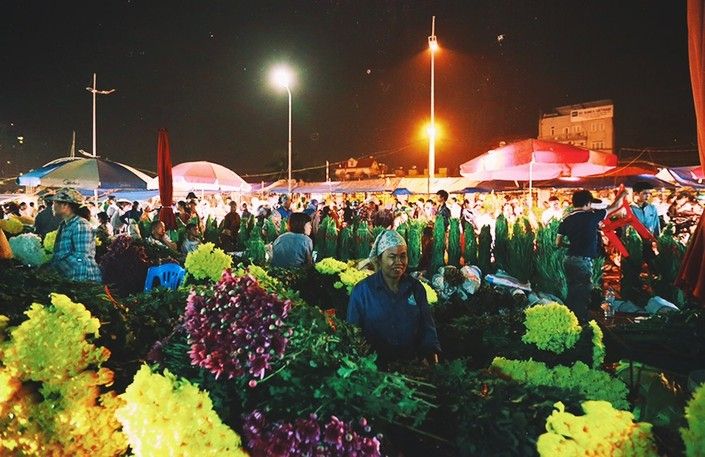 Khi mọi nẻo đường Hà Nội đã chìm sâu trong bóng tối, nhà nhà yên giấc thì chợ hoa Quảng An lại đông vui tấp nập hơn bao giờ hết, nhất là trong những dịp lễ tết.
