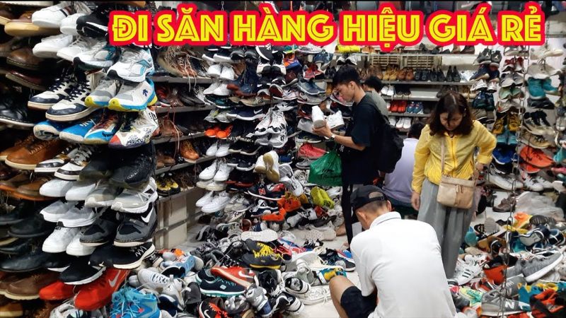 Bên cạnh những sản phẩm quần áo giá rẻ,  chợ Hoàng Hoa Thám còn mang đến cho bạn nhiều sự lựa chọn về các sản phẩm túi sách và giày dép khác nhau