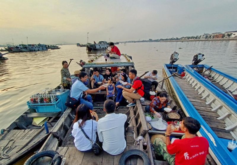 Du khách ăn sáng trên chợ nổi Long Xuyên