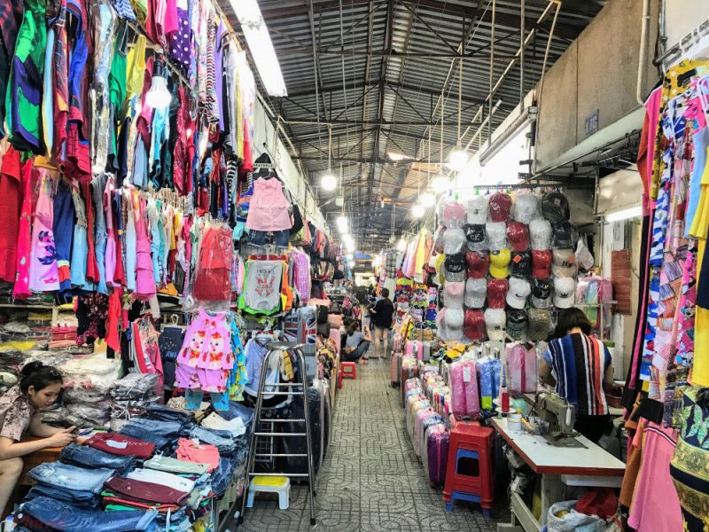 Các sạp quần áo tại chợ