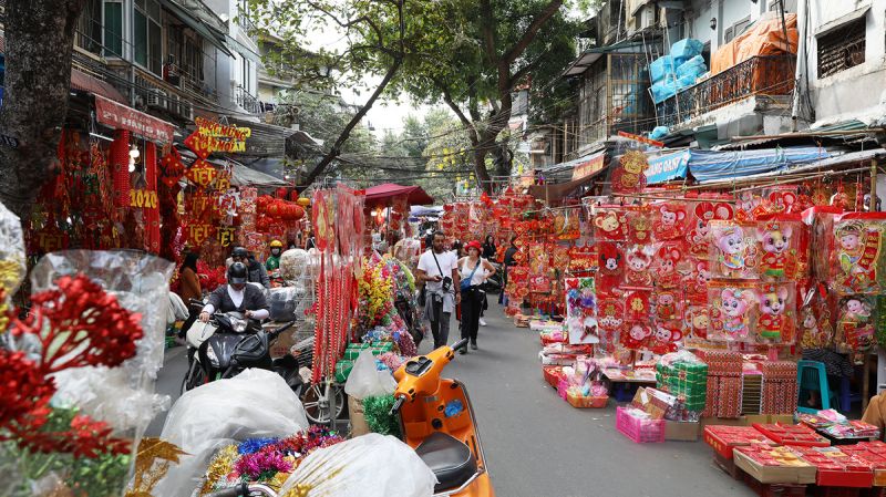 Chợ Tết phố cổ ngập tràn sắc xuân