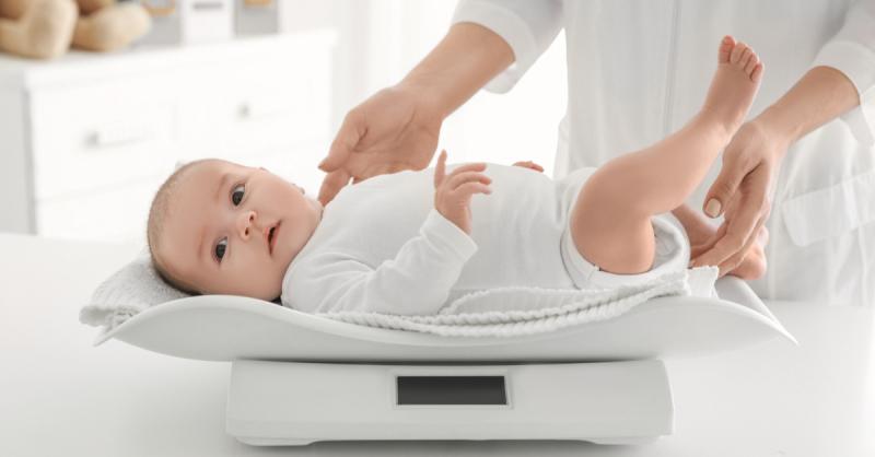 Cho trẻ mặc quần áo cũ của những em bé bụ bẫm, thông minh, khỏe mạnh để lấy vía