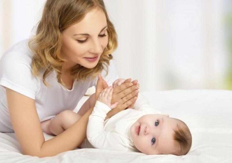 Cho trẻ mặc quần áo cũ của những em bé bụ bẫm, thông minh, khỏe mạnh để lấy vía