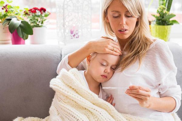 Cho trẻ uống nước rau húng quế để hạ sốt cho bé