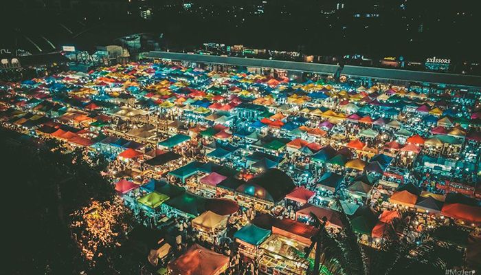 Chợ Xe Lửa Talad Rod Fai