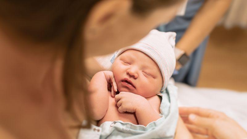 Chọn người mát tay theo phong tục đón trẻ sơ sinh về nhà