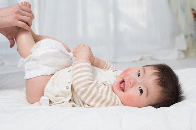 Chọn tã giấy cho trẻ sơ sinh căn cứ và thói quen đi vệ sinh của trẻ (ảnh minh họa)
